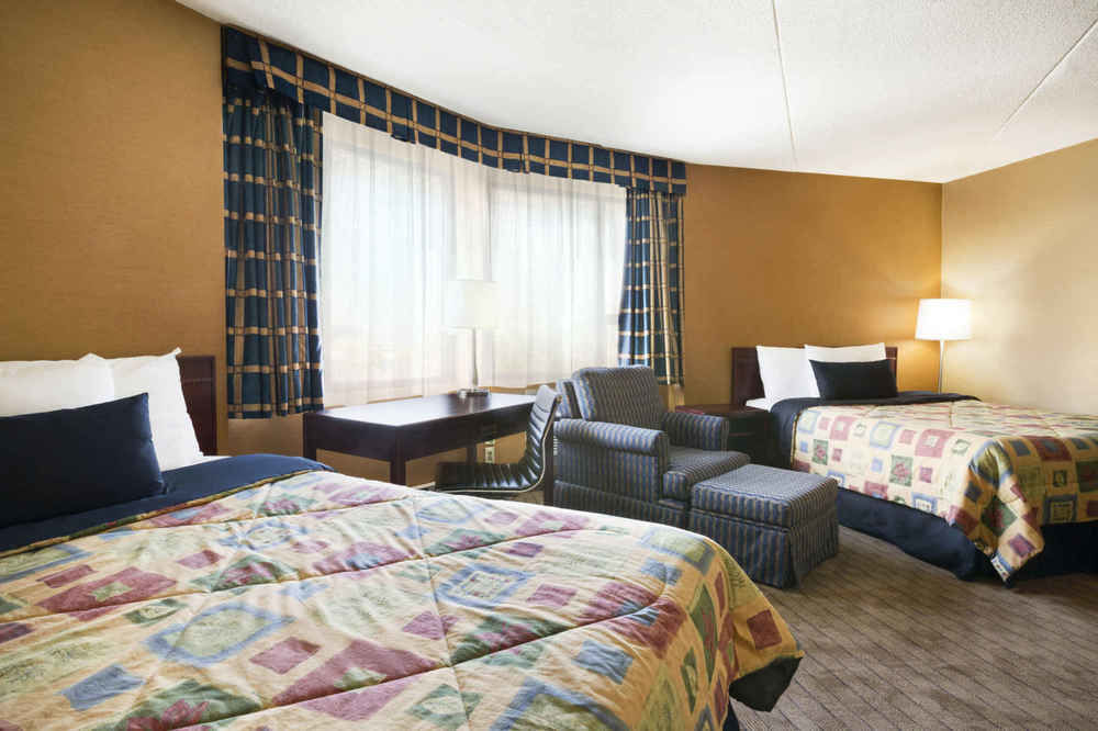 Travelodge By Wyndham Toronto East Exterior foto